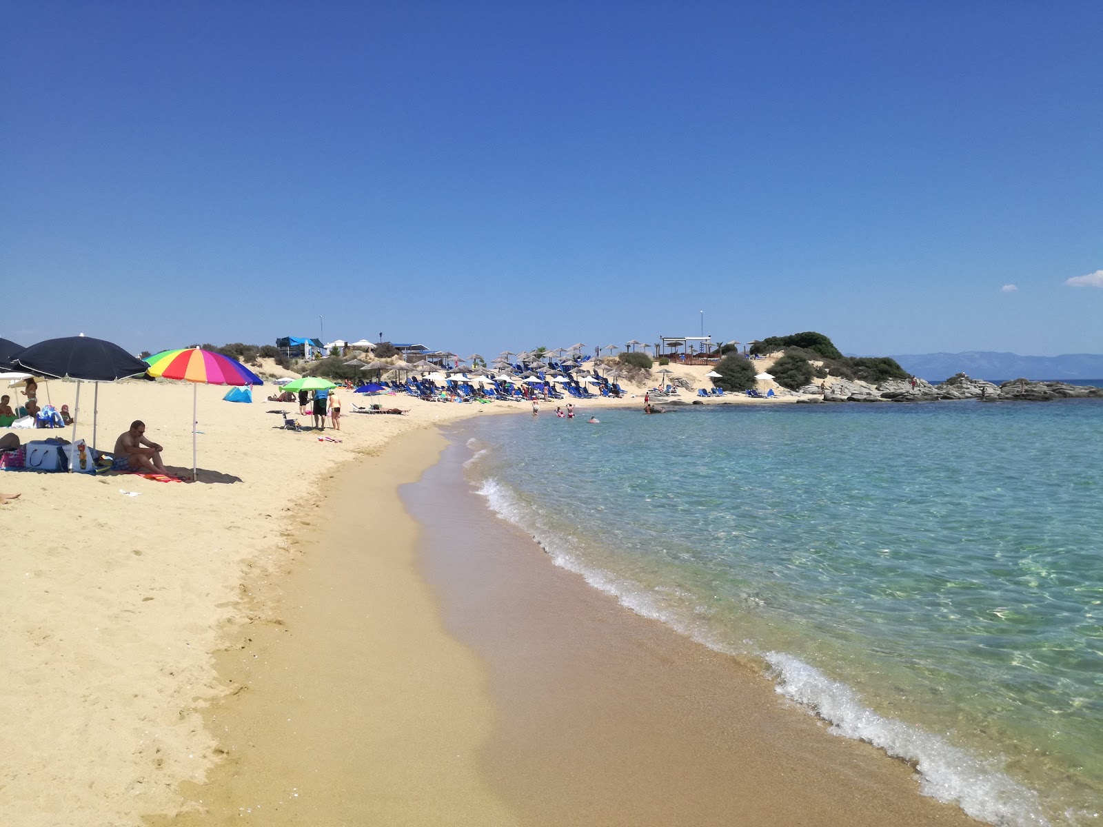 Foto von Ammolofoi Strand von Klippen umgeben