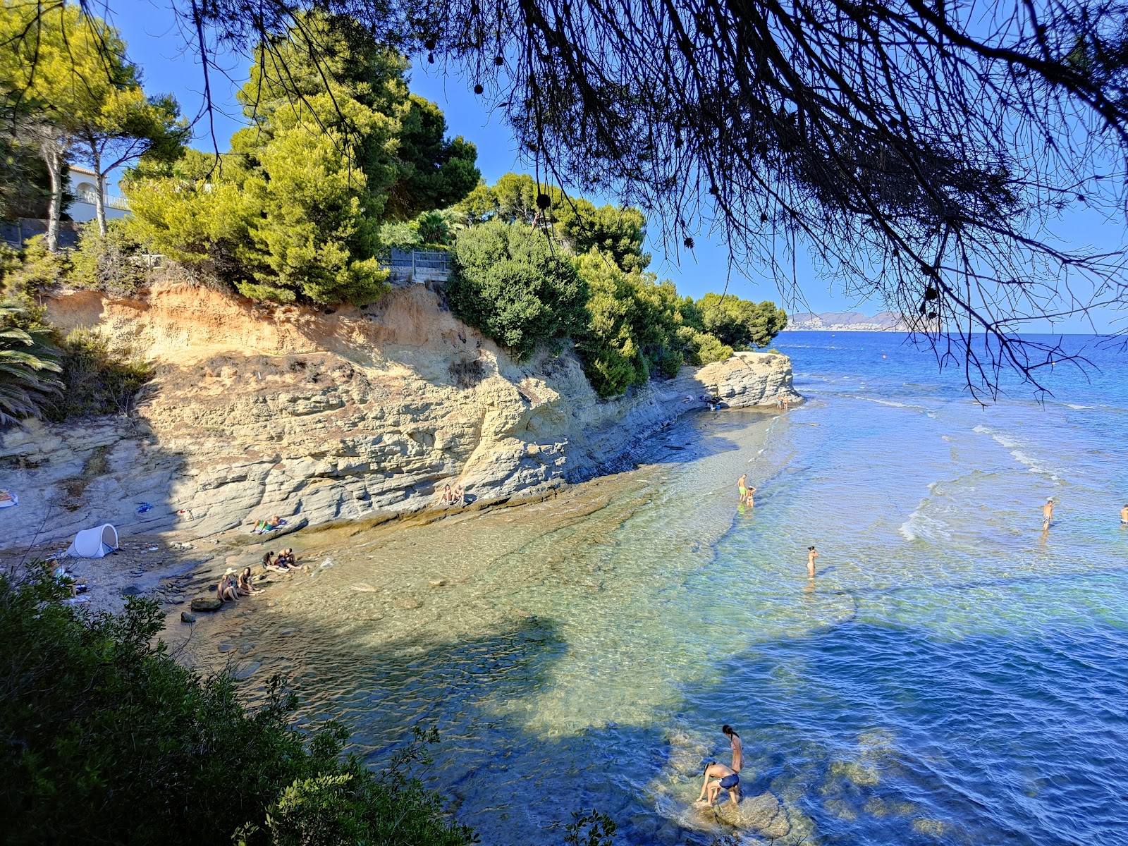 Foto di Cala del Mallorqui con una superficie del terreno roccioso