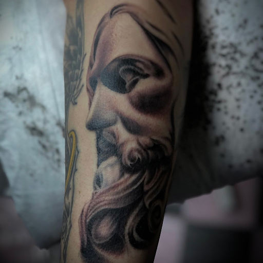 Explore simple tattoo outline ideas, creative tattoo ideas in Sacramento, available at 13 MAG TATTOO