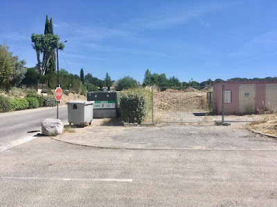 Point d’Apport Volontaire du long mur à La Tour-d'Aigues