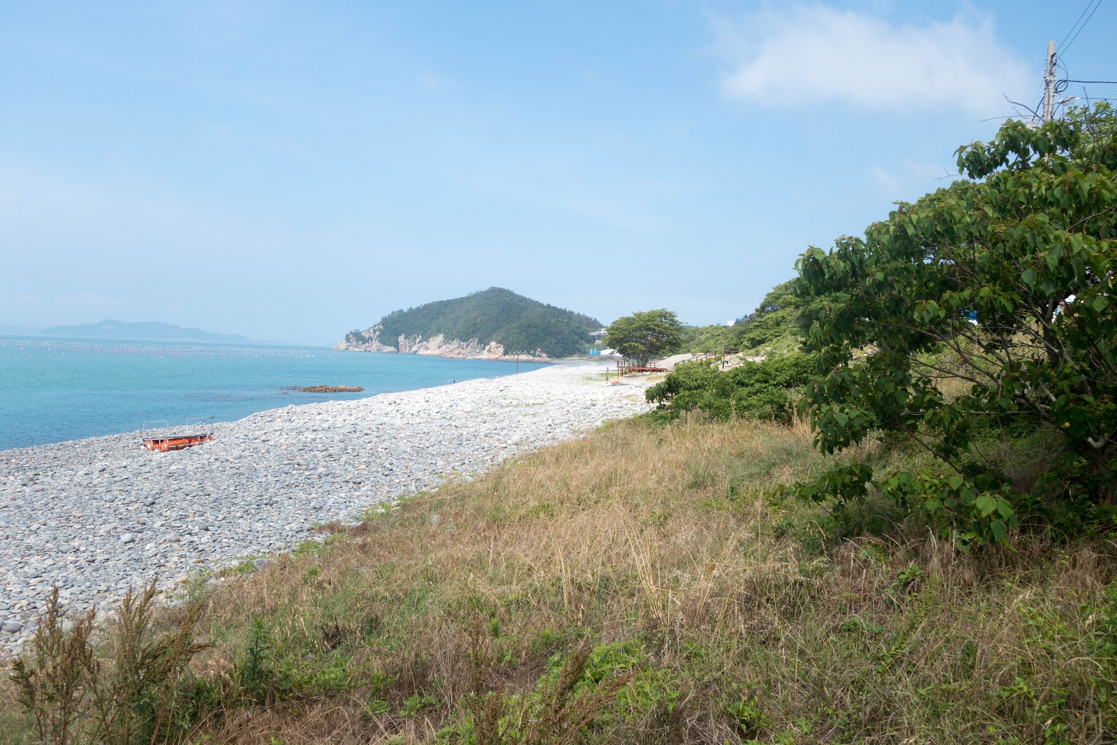 Foto von Jeongdori Gugyedeung Beach von Klippen umgeben