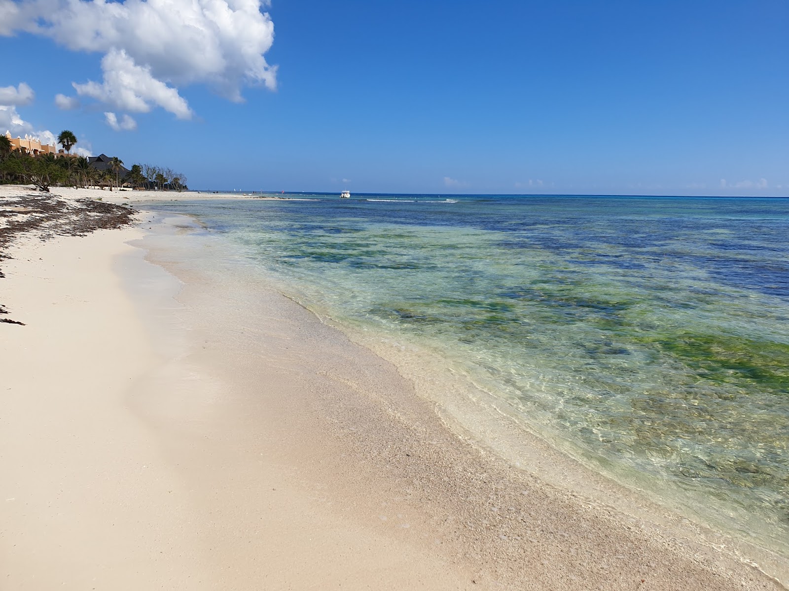 Photo de Playa Xcalacoco avec l'eau cristalline de surface