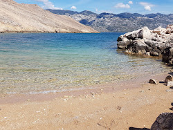 Foto di Baska slana beach sorretto da scogliere