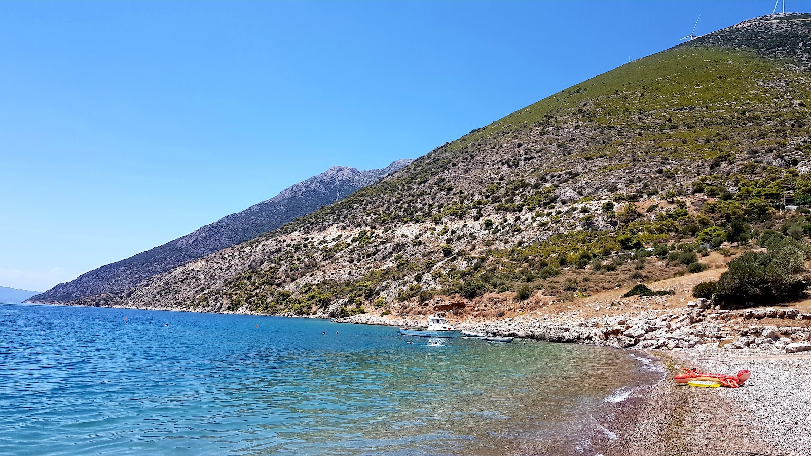 Fotografie cu Livadastrata beach cu o suprafață de apa pură turcoaz