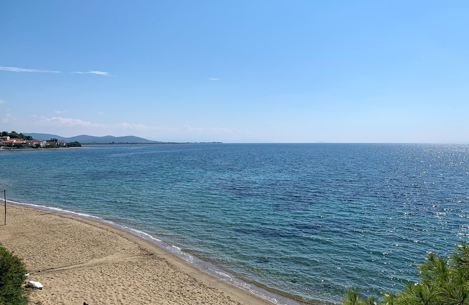 Kaloeros beach'in fotoğrafı düz ve uzun ile birlikte