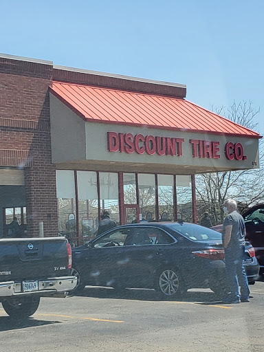 Tire Shop «Discount Tire Store - Elgin, IL», reviews and photos, 875 S Randall Rd, Elgin, IL 60123, USA