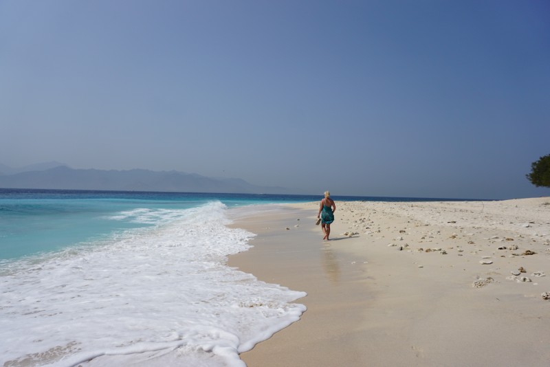Foto de Gili Meno South-East Beach com areia brilhante superfície