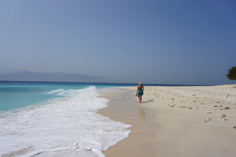 Foto de Gili Meno South-East Beach con arena brillante superficie