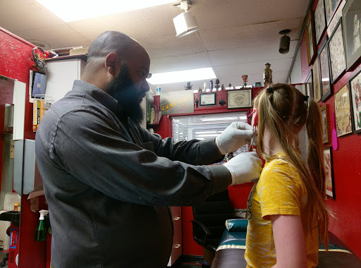 Tattoo Shop «A1 Tattoo Co», reviews and photos, 6805 N Oak Trafficway, Gladstone, MO 64118, USA