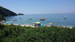 Sofas beach'in fotoğrafı dağlarla çevrili
