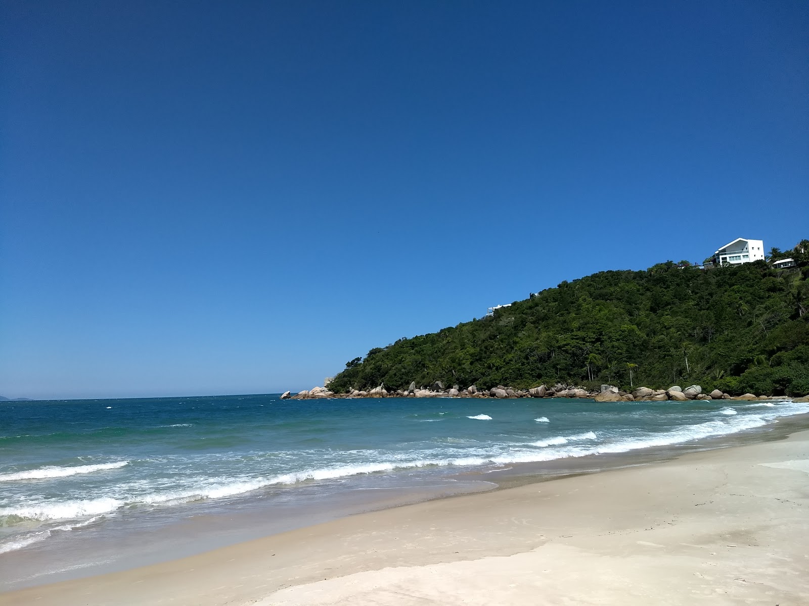 Foto de Praia das Cordas com areia fina e brilhante superfície