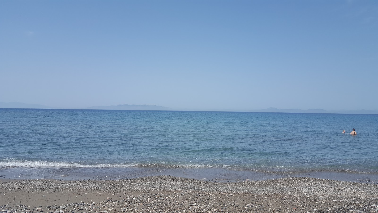 Kameros Beach'in fotoğrafı - rahatlamayı sevenler arasında popüler bir yer