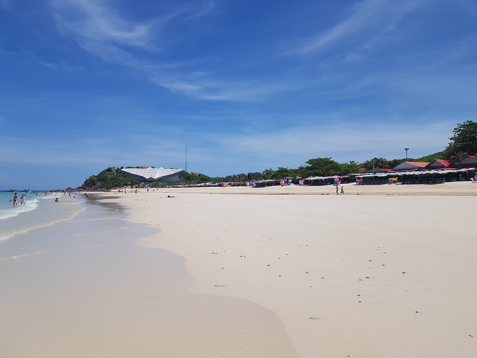Samae Beach'in fotoğrafı uçurumlarla desteklenmiş