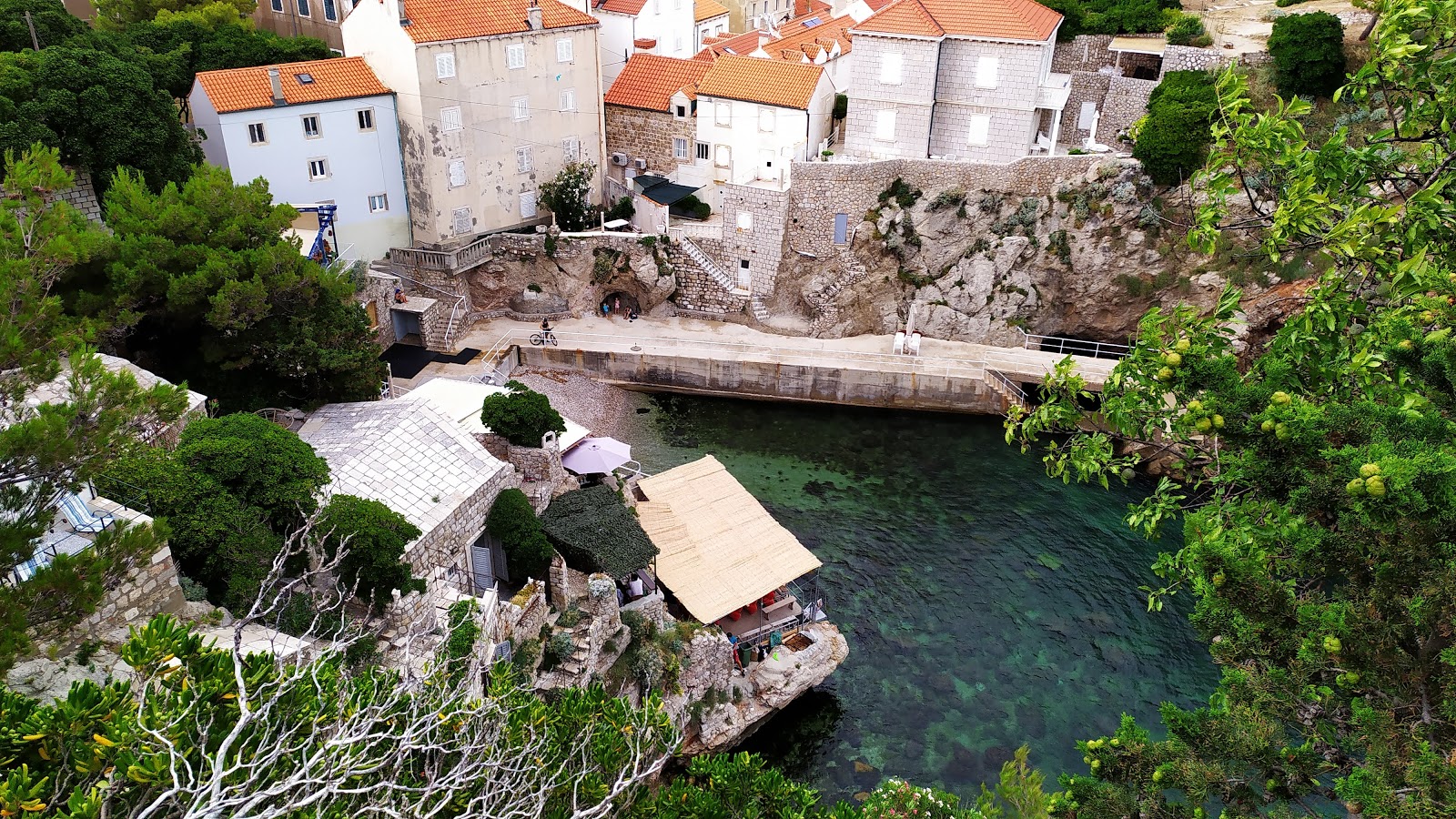 Sulic beach'in fotoğrafı dağlarla çevrili