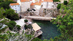 Sulic beach'in fotoğrafı dağlarla çevrili