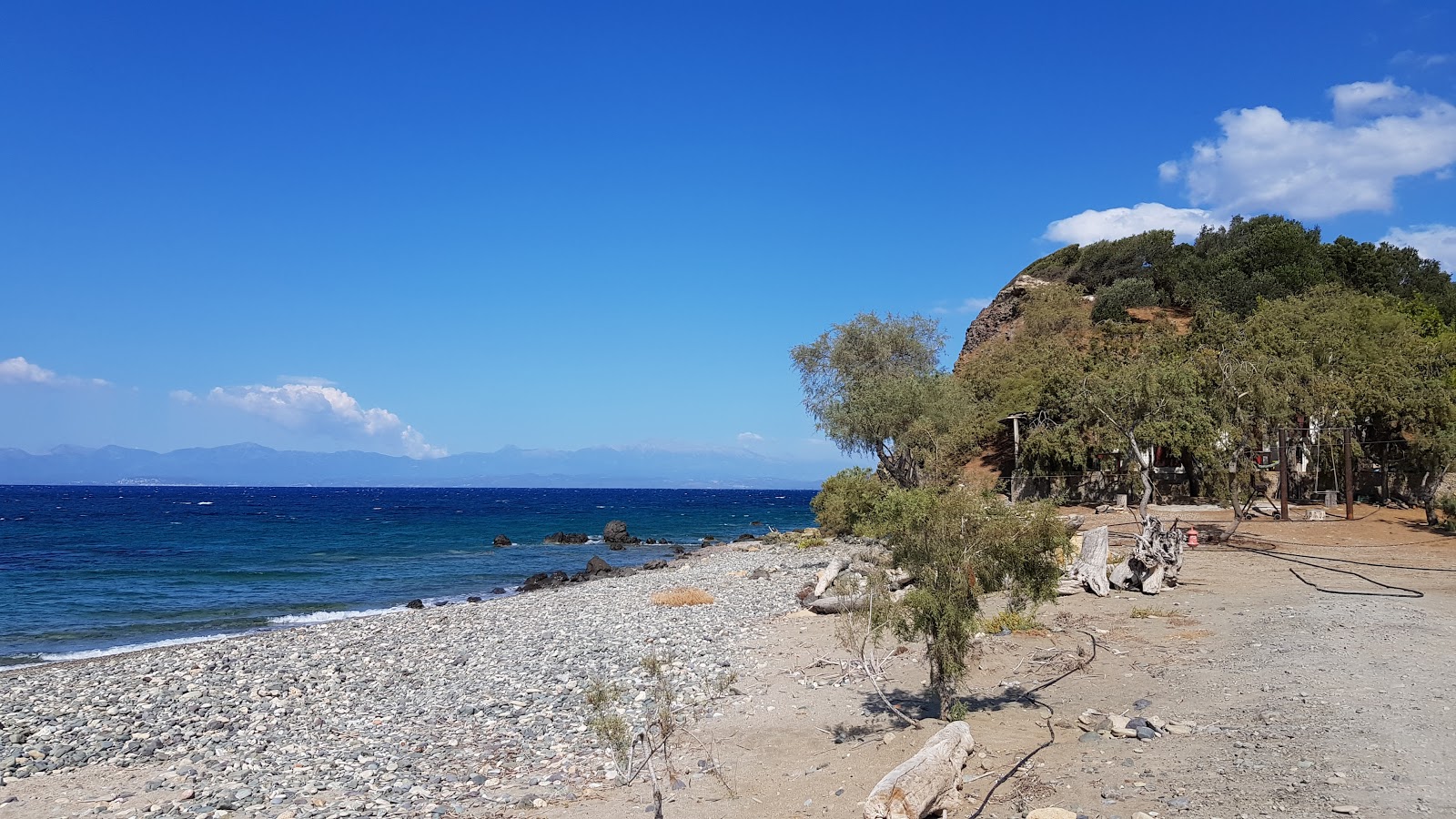 Fotografie cu Asopos beach II cu o suprafață de apa pură turcoaz