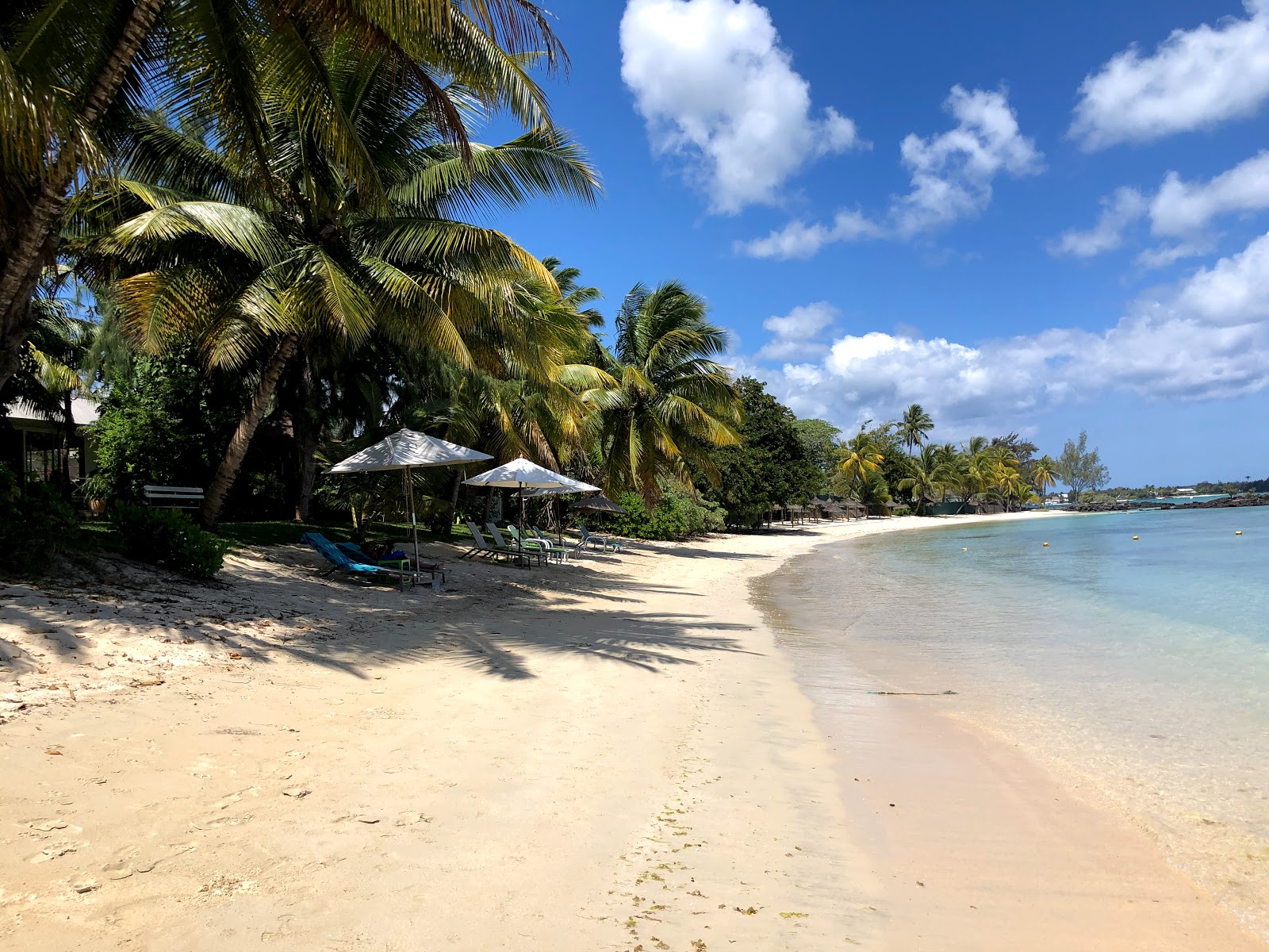 Foto av CocoNuts Resot Beach med turkos rent vatten yta