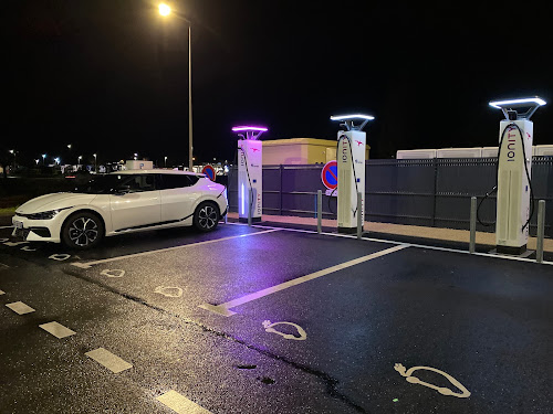 Borne de recharge de véhicules électriques IONITY Station de recharge Villerbon