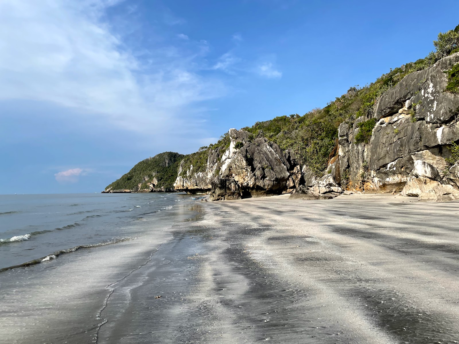 Valokuva Wat Thung Noi Stone Beachista. pinnalla harmaa hiekka:n kanssa