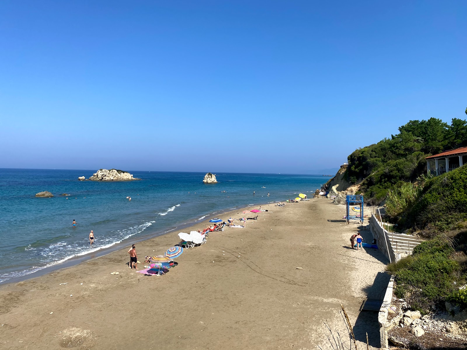 Photo de Prasoudi beach entouré de montagnes