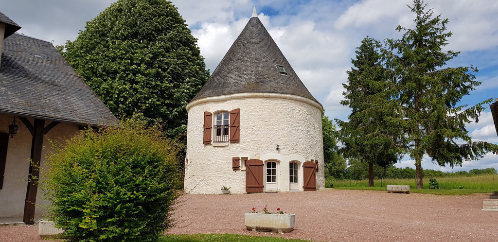 Gîte de la Bourelière : Grand Gîte de charme avec Piscine chauffée ''Le Pigeonnier de La Bourelière'' - Indre et loire à Paulmy (Indre-et-Loire 37)