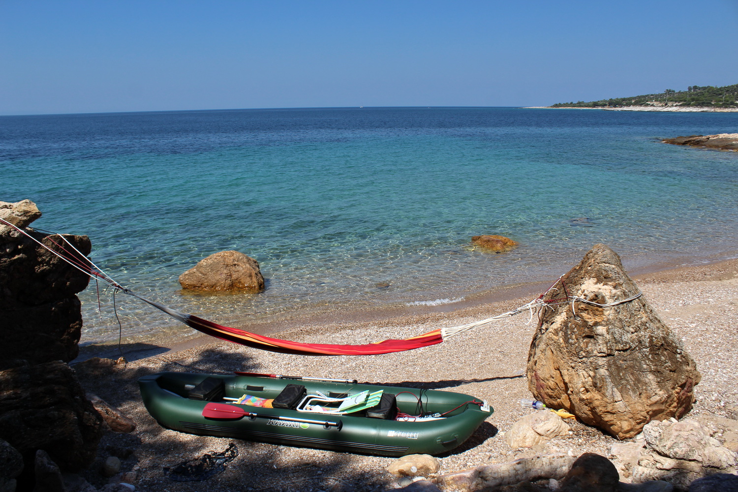 Foto di Oinochoe beach con una superficie del piccoli ciottoli beige
