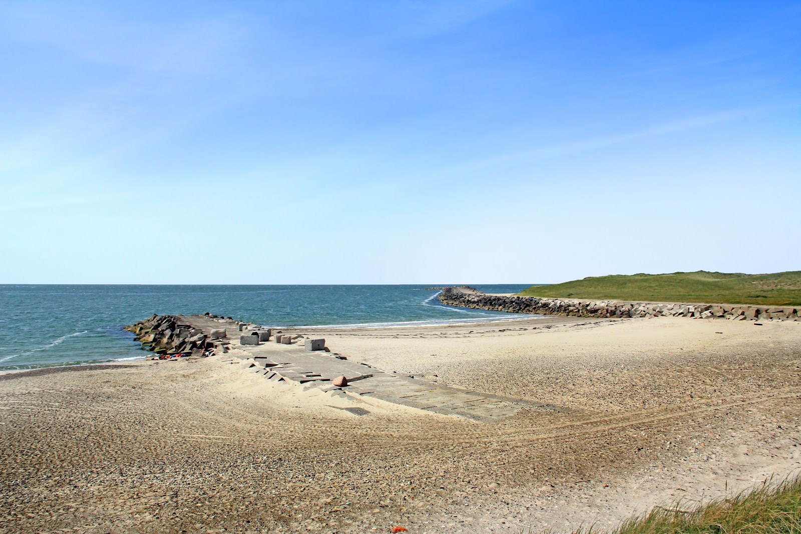 Foto af Høfde Strand med lys sand overflade