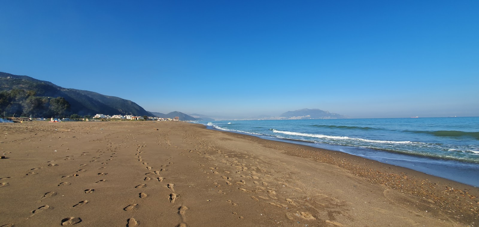 Photo de Plage Hotel les hammadites avec sable brun de surface