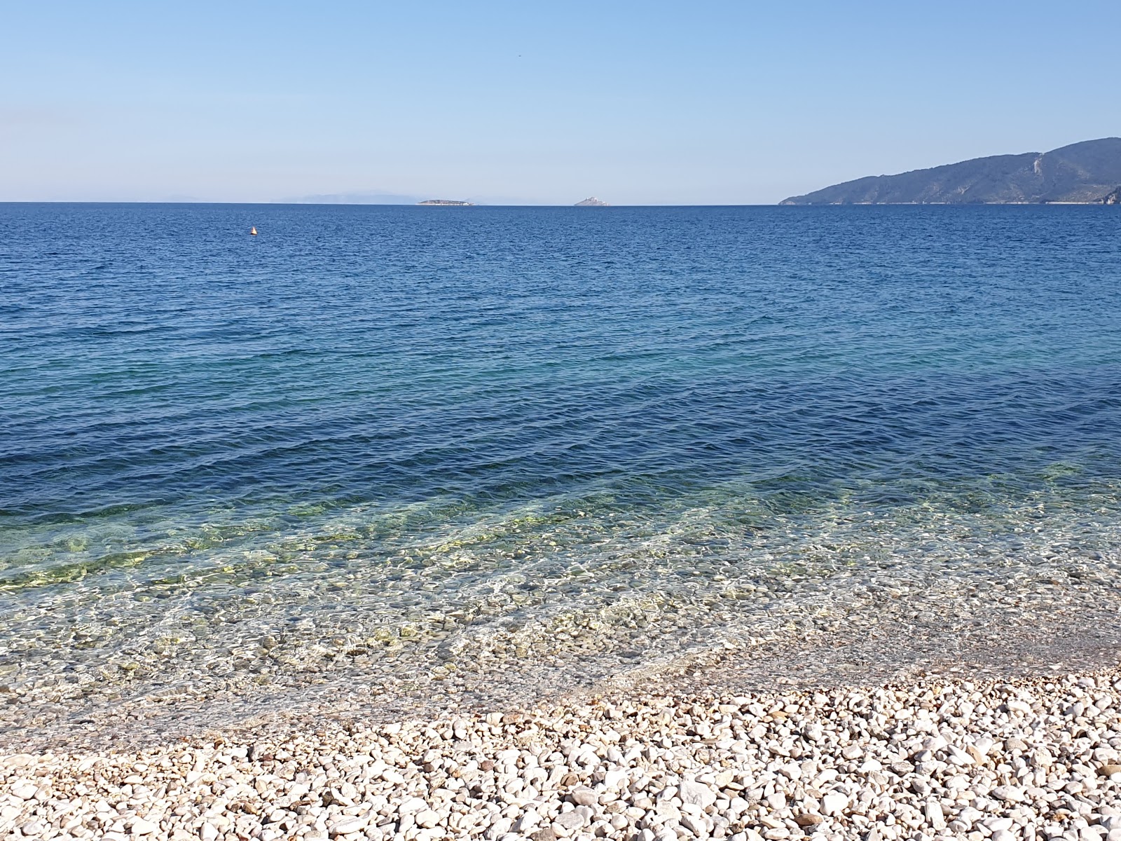 Loutra Oreas Elenis的照片 带有碧绿色纯水表面