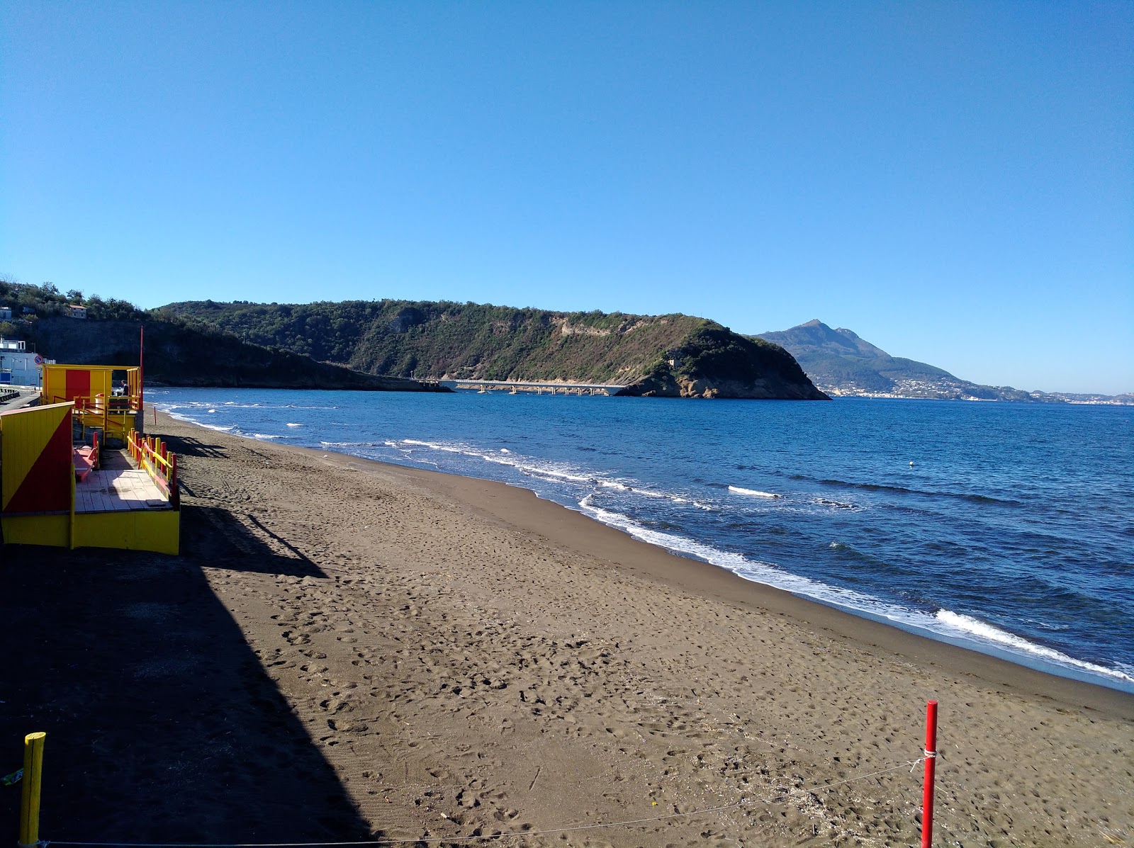 Zdjęcie Spiaggia di Ciraccio z powierzchnią brązowy piasek