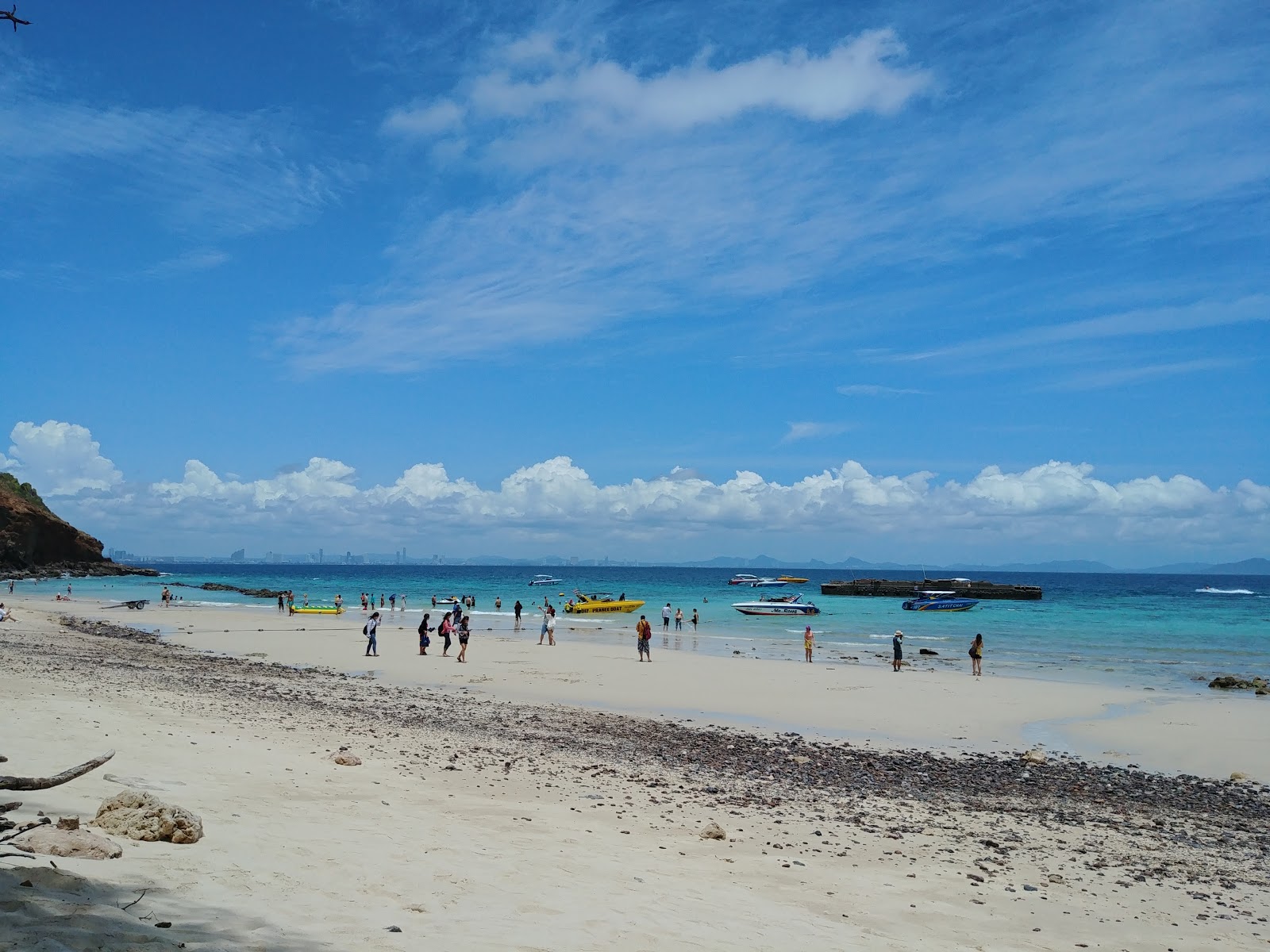 Photo de Monkey Beach entouré de montagnes