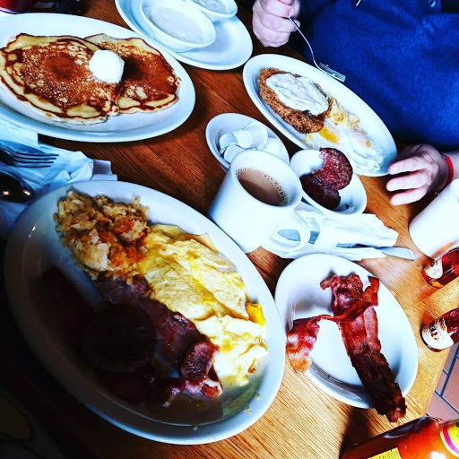 American Restaurant «Cracker Barrel Old Country Store», reviews and photos, 5580 Windward Pkwy, Alpharetta, GA 30004, USA