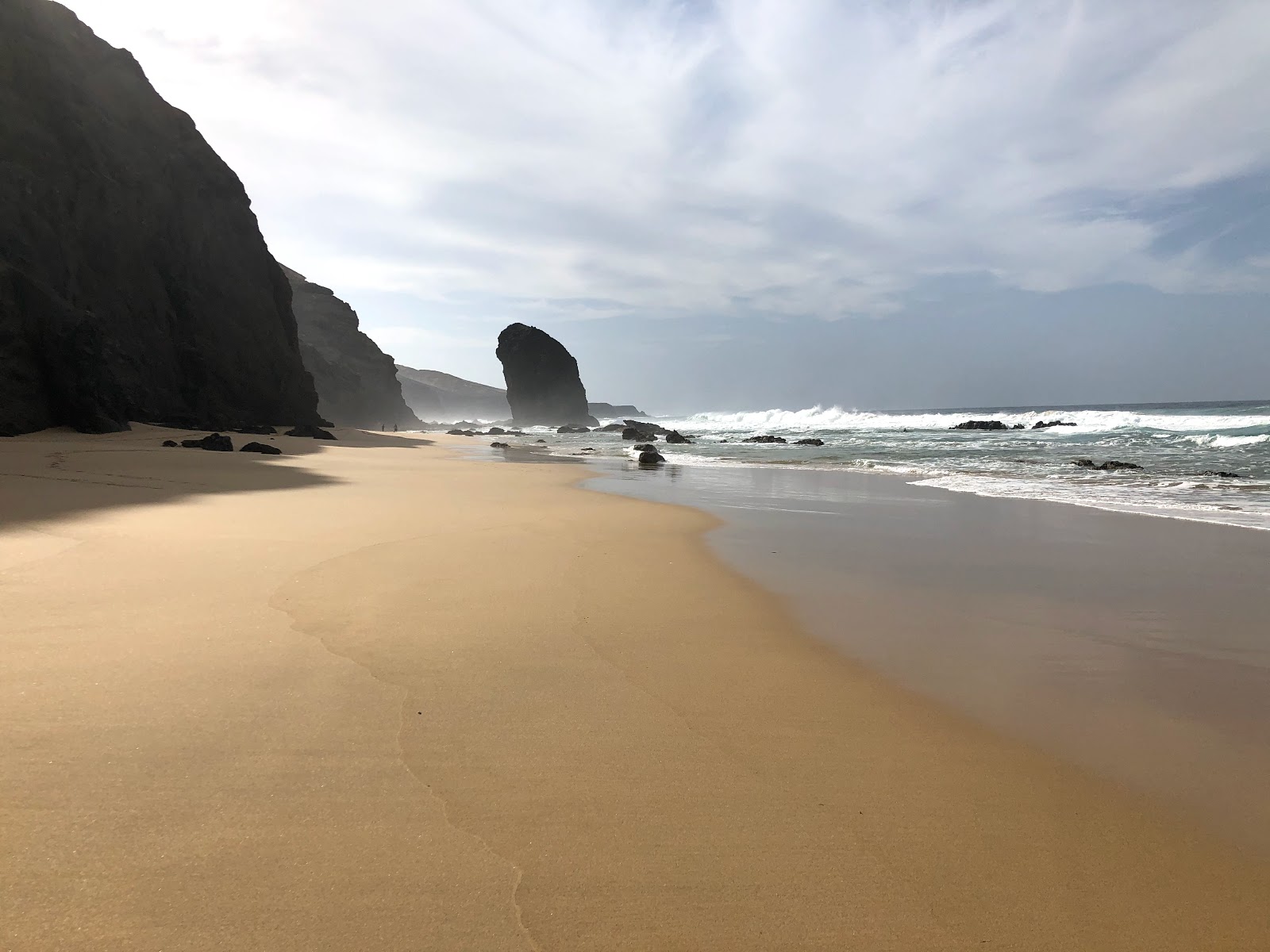 Foto av Roque Del Moro med beige sand och stenar yta