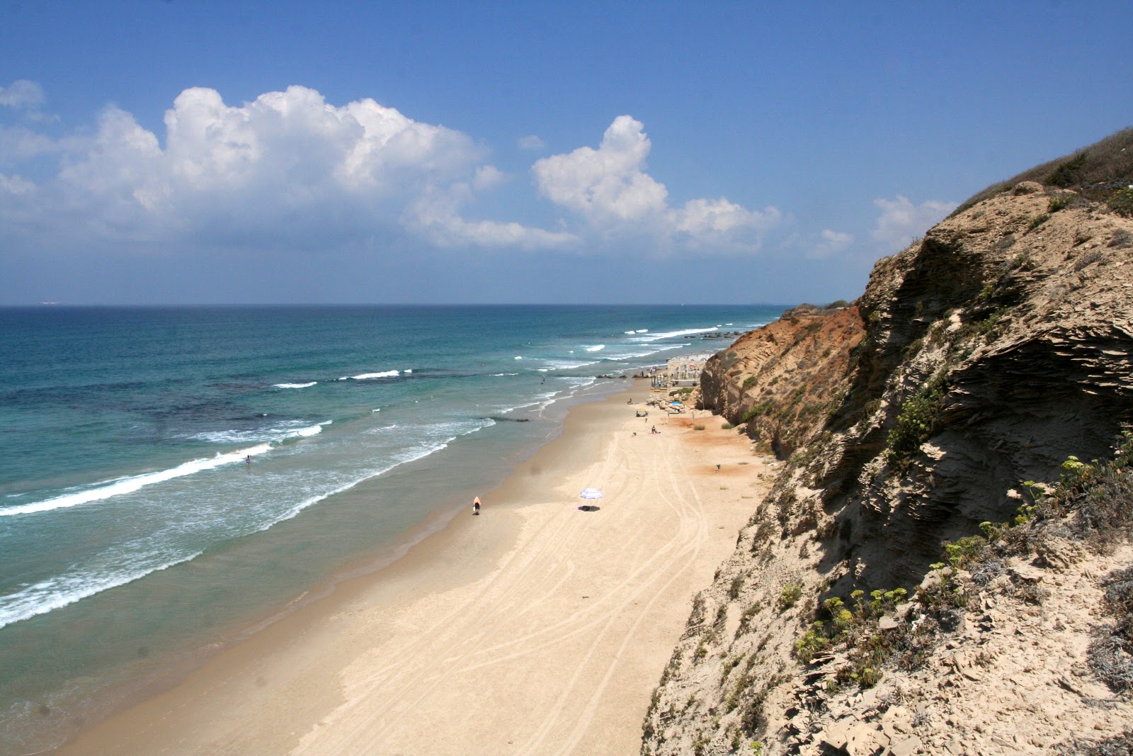 Foto de HaTchelet beach com areia fina e brilhante superfície