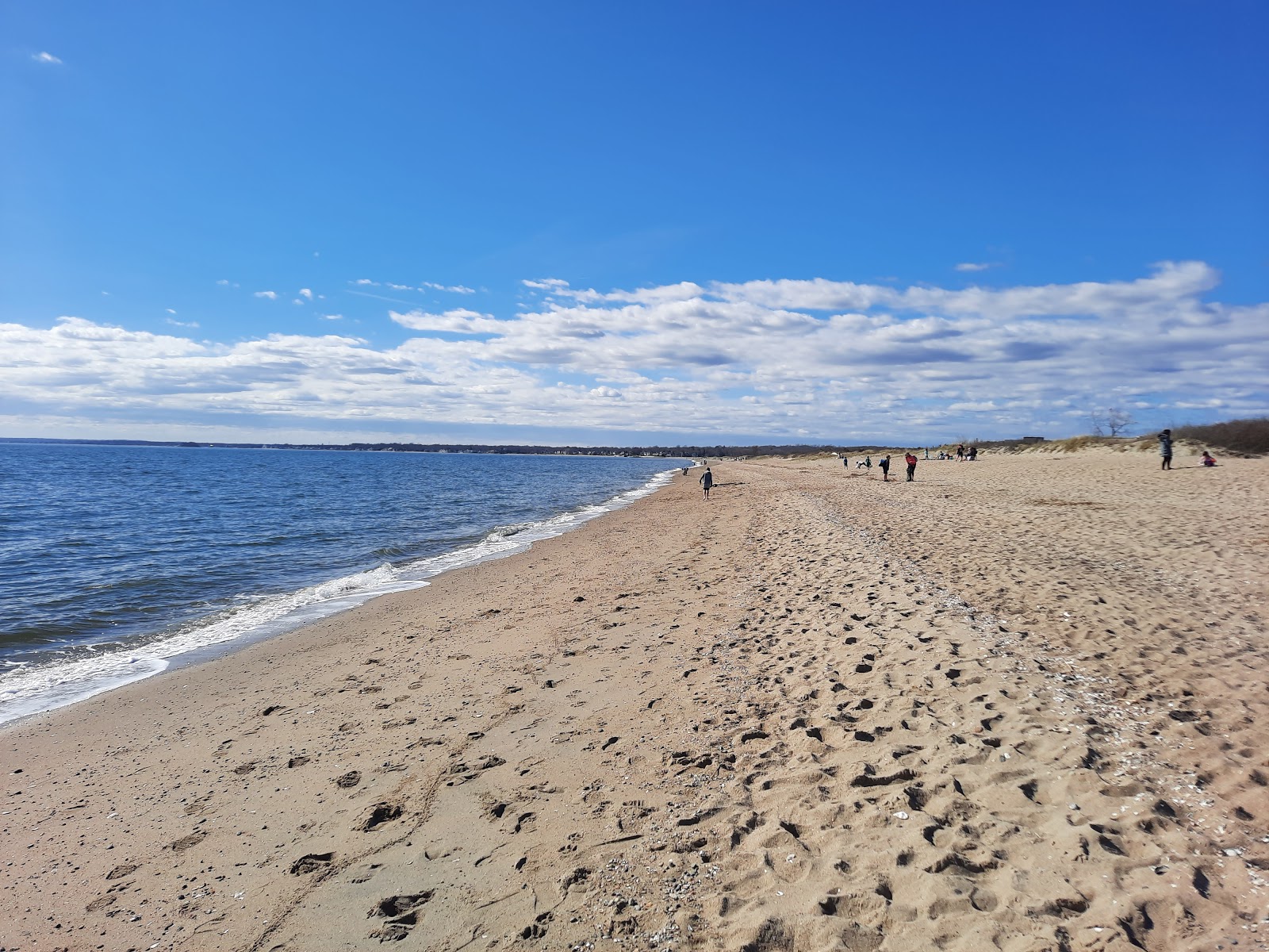 Hammonasset Beach的照片 带有蓝色的水表面