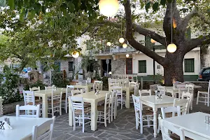Platanos Restaurant image