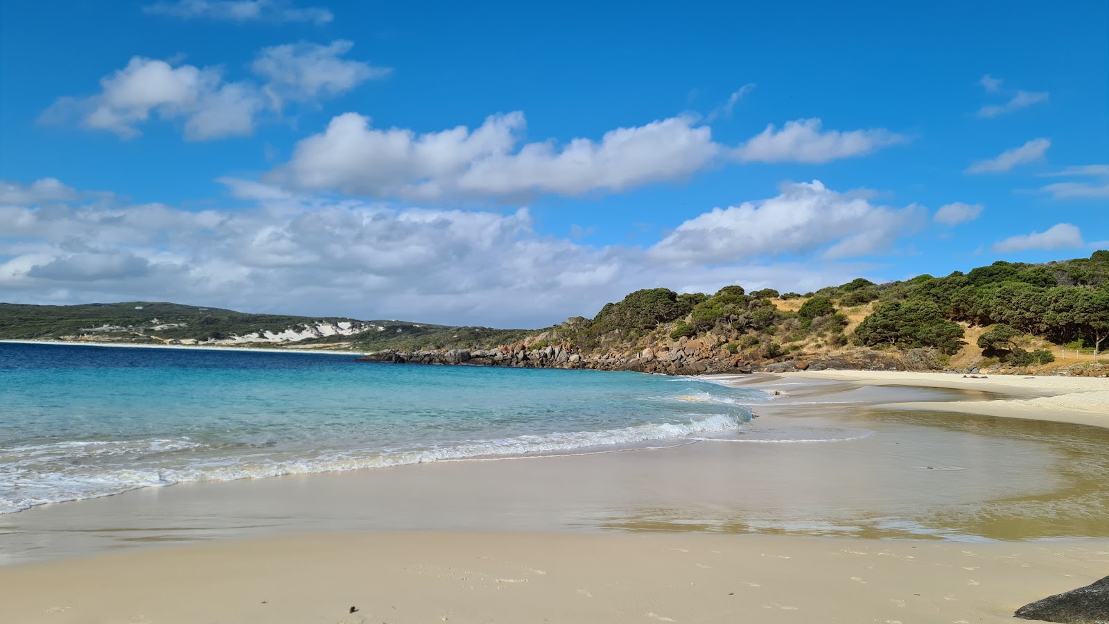 Photo de Little Boat Harbour Beach avec baie spacieuse