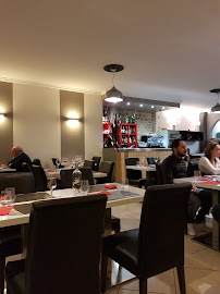 Atmosphère du Restaurant La Restanque à Saint-Gilles - n°13
