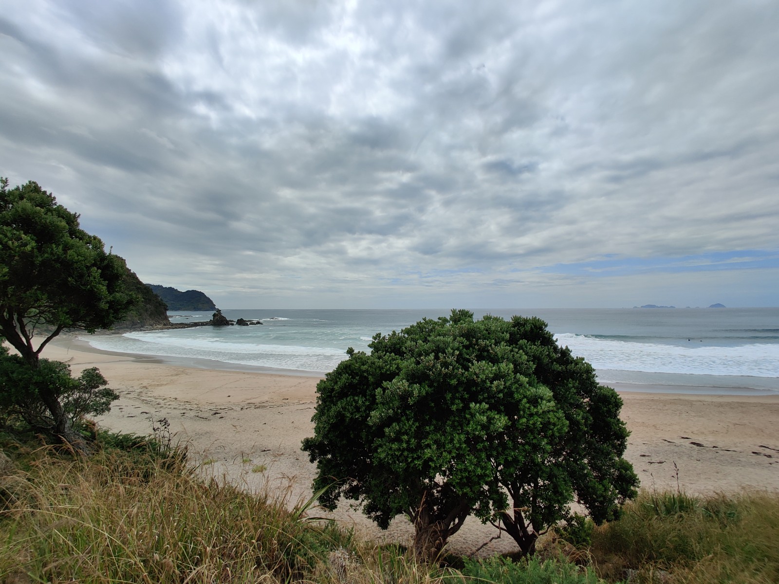 Te Karo Bay的照片 带有碧绿色纯水表面