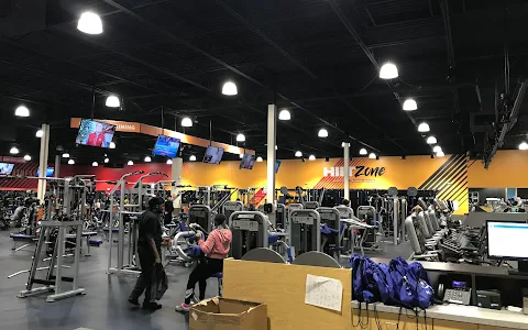 Crunch Fitness - Dearborn image