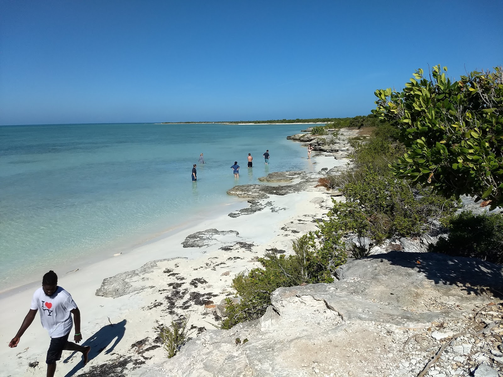 Fotografie cu Bonefish Nude beach înconjurat de munți