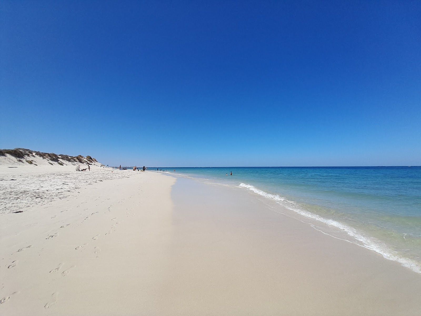 Whitfofds Beach的照片 带有碧绿色纯水表面