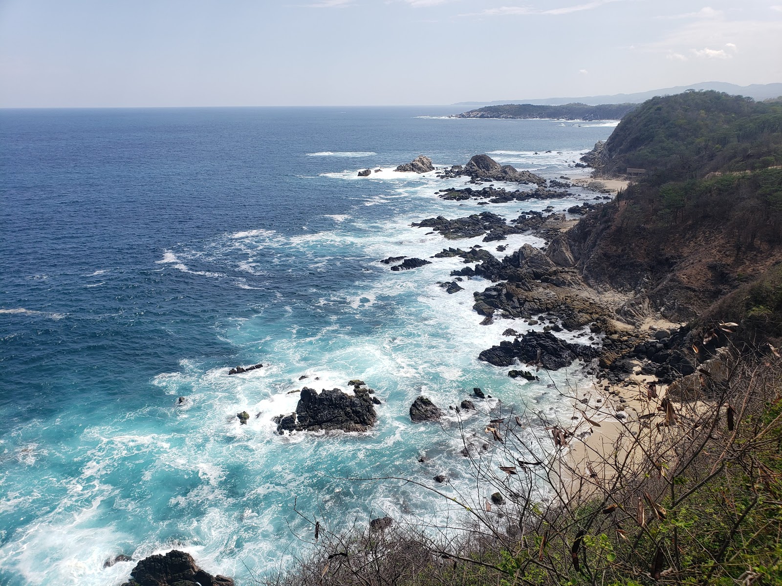 Foto de Arroyito beach com areia cinza e pedras superfície