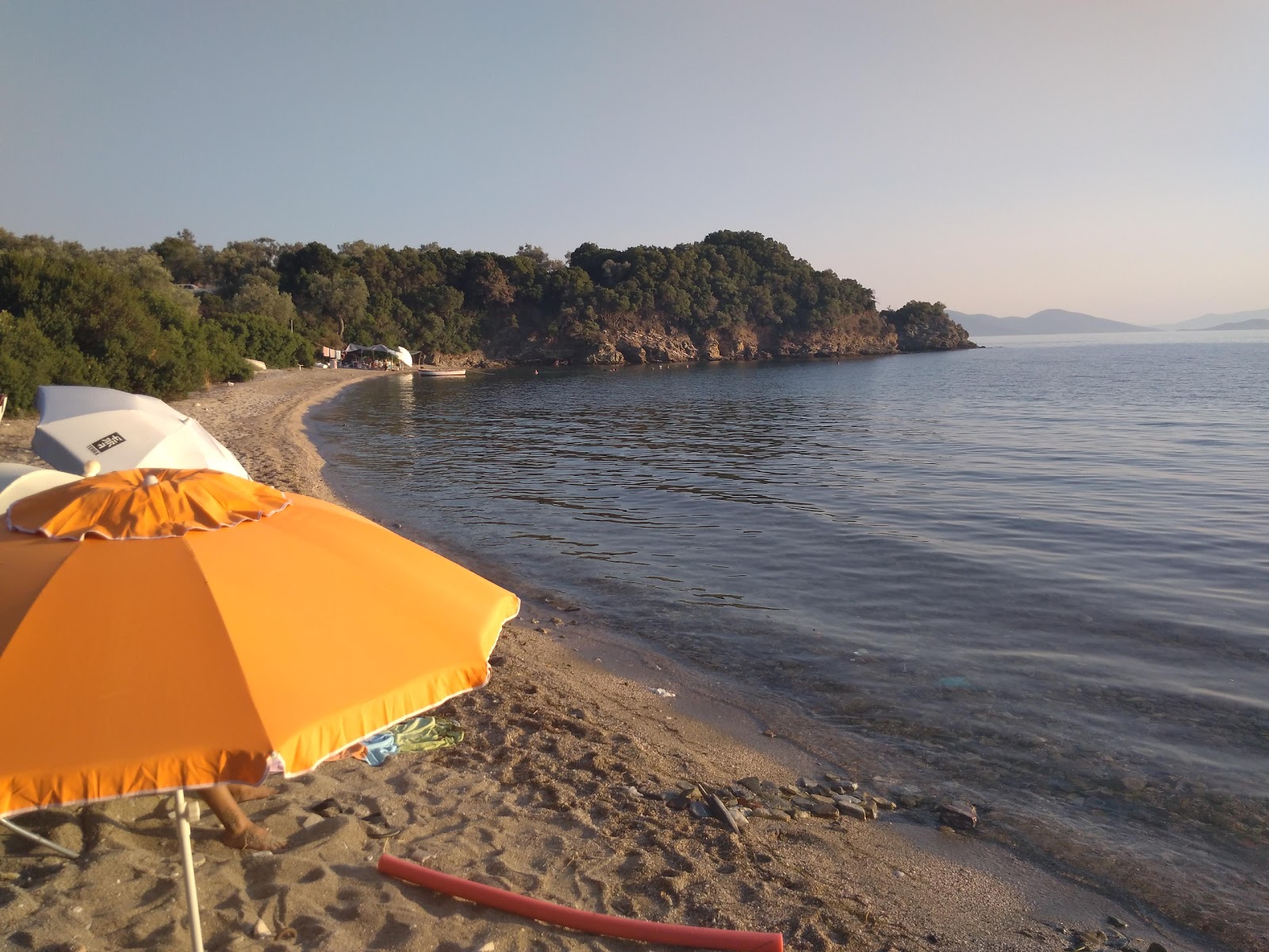Φωτογραφία του St. Sostis mini beach με καφέ άμμος επιφάνεια