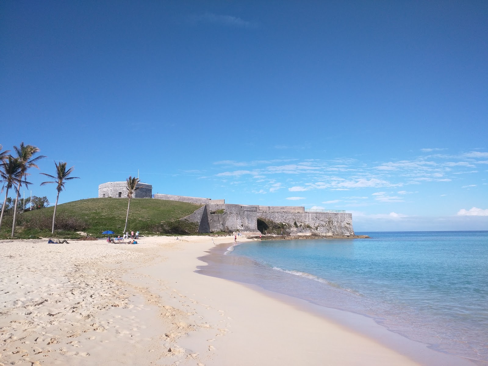 Foto de St Catherine's Beach com areia fina e brilhante superfície