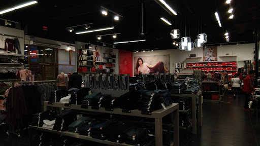 Clothing Store «GUESS Factory», reviews and photos, 1001 N Arney Rd #804, Woodburn, OR 97071, USA