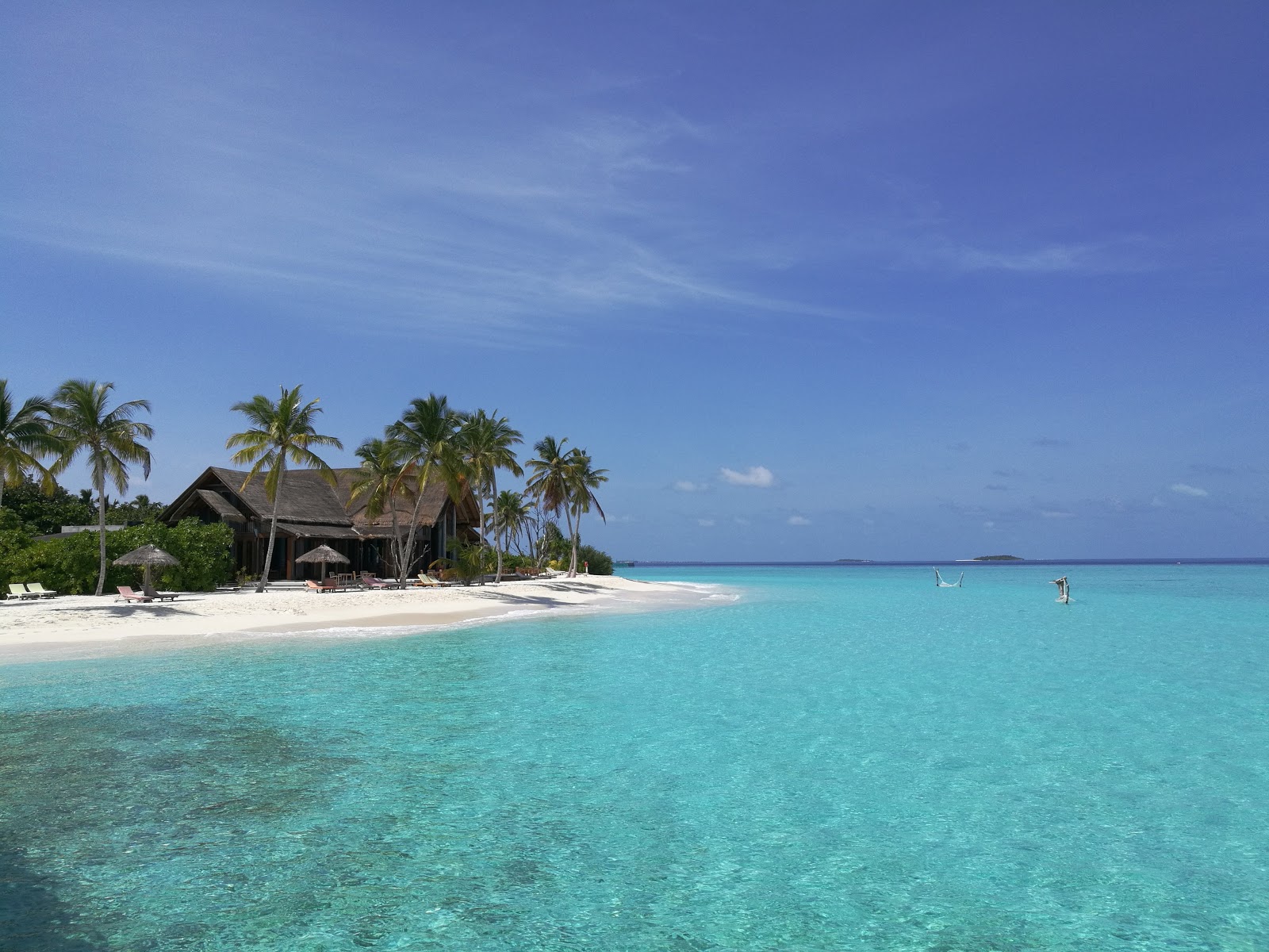 Foto di Spiaggia dell'Isola di Furaveri con una superficie del sabbia bianca