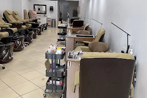 Queen nails spa image