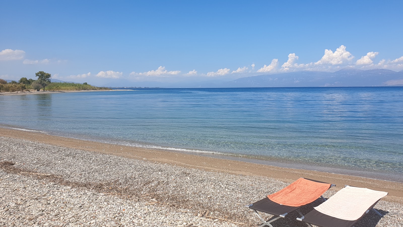 Fotografija Diakopto beach z sivi fini kamenček površino