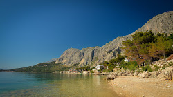 Photo de Plaza Drasnice protégé par des falaises